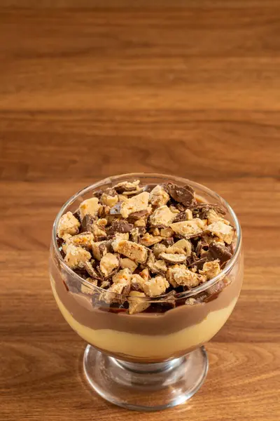 Efterrätt Glaset Bakverk Grädde Dessert Med Choklad Ganache — Stockfoto