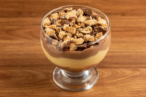Dessert Glas Gebäck Sahne Dessert Mit Schokoladen Ganache — Stockfoto