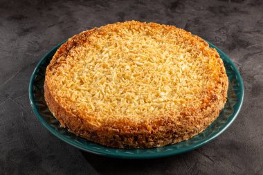 Masada nefis bir manyok keki var..