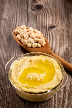 Kavanozda zeytin yağı olan nohut humusu..