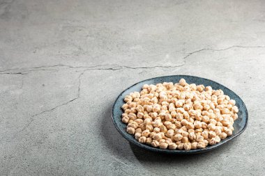 Masadaki tabakta çiğ nohut.