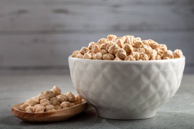 Kabın içinde çiğ nohut.