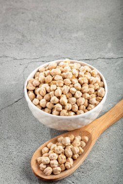 Kabın içinde çiğ nohut.