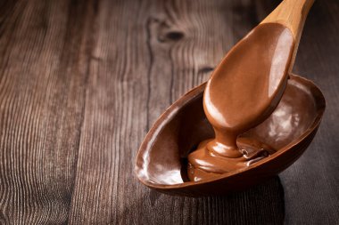 Çikolatalı Paskalya yumurtası çikolatalı ganache ile dolu..