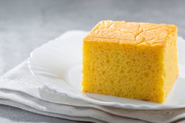 Masada dilimlenmiş mısır unu keki.