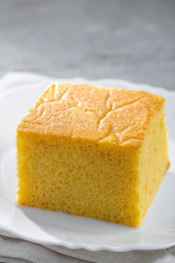 Masada dilimlenmiş mısır unu keki.