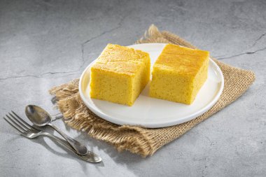 Masada dilimlenmiş mısır unu keki.