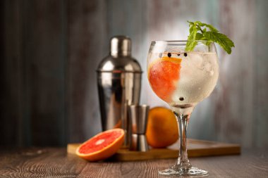 Greyfurt ve nane ile süslenmiş cin toniği..