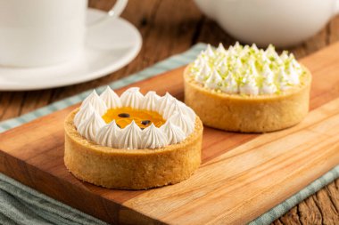 Lezzetli tutku meyvesi ve limonlu tart..