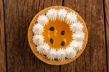 Lezzetli tutku meyveli tart masada.