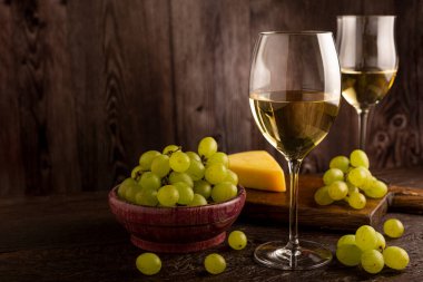 Masanın üzerinde bir bardak beyaz şarap..