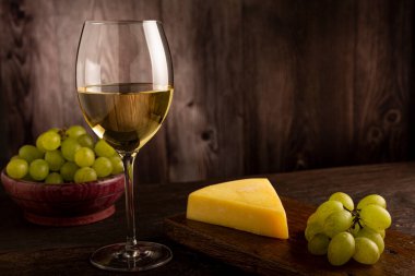 Masanın üzerinde bir bardak beyaz şarap..