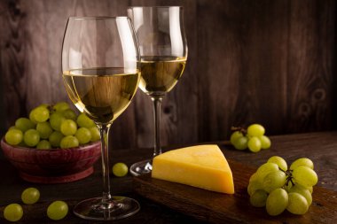 Masanın üzerinde bir bardak beyaz şarap..