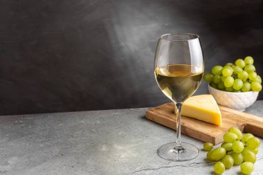 Masanın üzerinde bir bardak beyaz şarap..