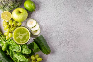 Salatalık, brokoli, yeşil elma, lahana ve yeşil üzümlü sağlıklı detoks smoothie. Detoks içeceği.