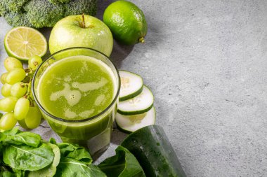 Salatalık, brokoli, yeşil elma, lahana ve yeşil üzümlü sağlıklı detoks smoothie. Detoks içeceği.
