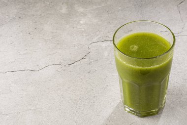 Cam bardakta sağlıklı detoks smoothie. Detoks içeceği.