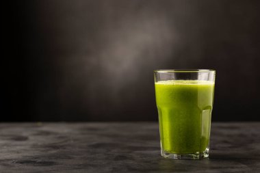 Cam bardakta sağlıklı detoks smoothie. Detoks içeceği.