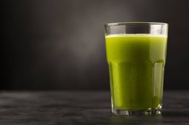 Cam bardakta sağlıklı detoks smoothie. Detoks içeceği.