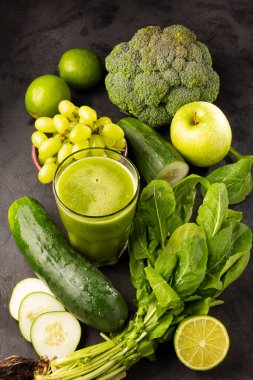 Salatalık, brokoli, yeşil elma, lahana ve yeşil üzümlü sağlıklı detoks smoothie. Detoks içeceği.
