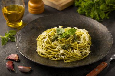 Pesto soslu makarna ve fesleğen yaprağı..