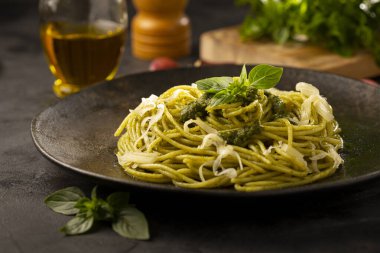 Pesto soslu makarna ve fesleğen yaprağı..