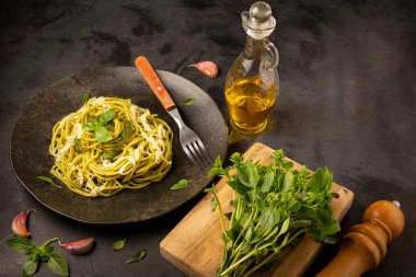 Pesto soslu makarna ve fesleğen yaprağı..