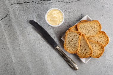 Tereyağlı sağlıklı bir tost..