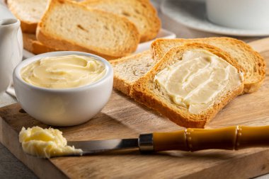 Tereyağlı sağlıklı bir tost..