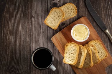 Tereyağlı ve kahveli sağlıklı bir tost..