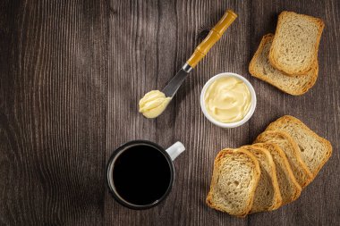 Tereyağlı ve kahveli sağlıklı bir tost..