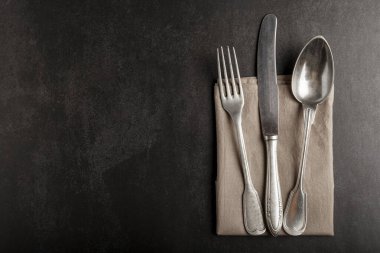 Masadaki antika çatal bıçak takımı. Klasik çatal bıçak takımı..