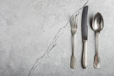 Masadaki antika çatal bıçak takımı. Klasik çatal bıçak takımı..