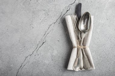 Masadaki antika çatal bıçak takımı. Klasik çatal bıçak takımı..