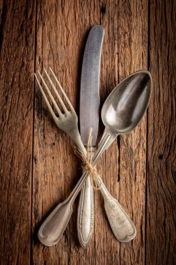 Masadaki antika çatal bıçak takımı. Klasik çatal bıçak takımı..
