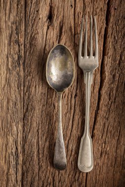 Masadaki antika çatal bıçak takımı. Klasik çatal bıçak takımı..