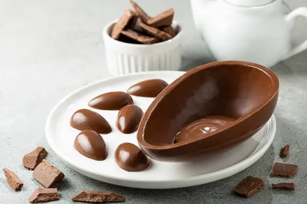Çikolatalı Paskalya Yumurtası Masanın Üstünde — Stok fotoğraf