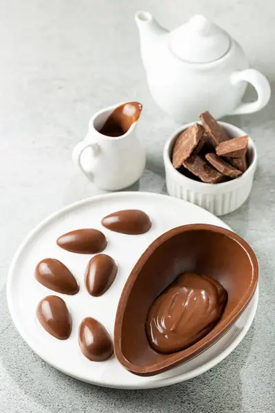 Chocolate Easter Egg Table — Stock Photo, Image