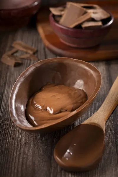 Çikolatalı Paskalya yumurtası çikolatalı ganache ile dolu..
