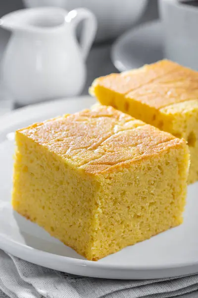 Gesneden Maïsmeel Cake Tafel — Stockfoto