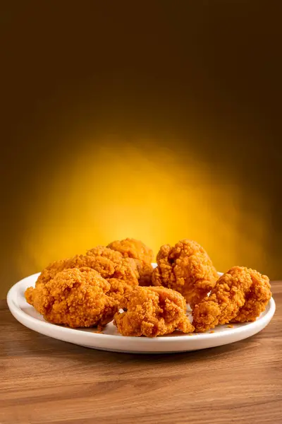 Хрустящий Цыпленок Тарелке — стоковое фото