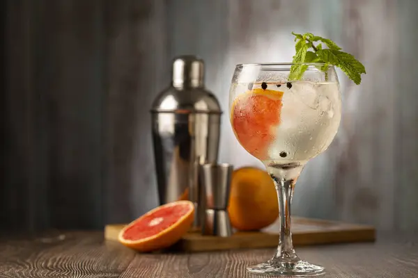 Gin Tonic Gegarneerd Met Grapefruit Munt — Stockfoto
