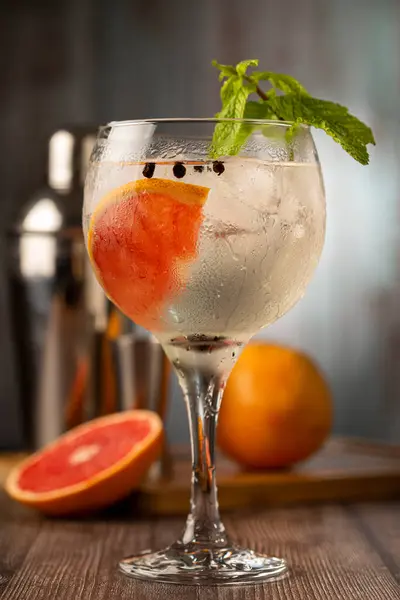 Gin Tonic Garniert Mit Grapefruit Und Minze — Stockfoto