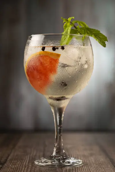 Gin Tonik Ozdobiony Grejpfrutem Miętą — Zdjęcie stockowe