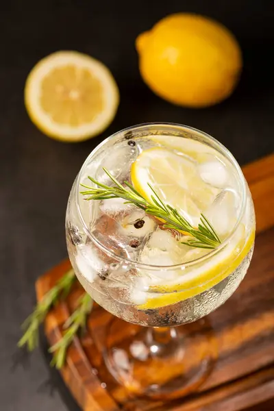 Tonno Gin Guarnito Con Limone Rosmarino — Foto Stock