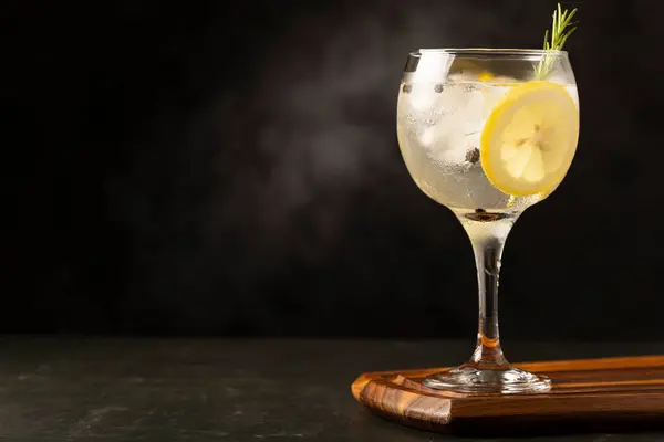 Gin Tonic Garniert Mit Zitrone Und Rosmarin — Stockfoto