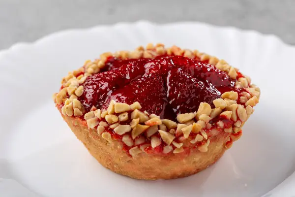 桌上放上美味的草莓馅饼 — 图库照片