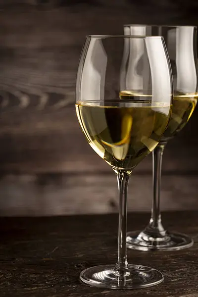 テーブルの上にある白ワインのグラス — ストック写真