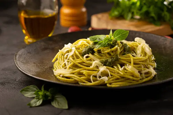 Pesto soslu makarna ve fesleğen yaprağı..