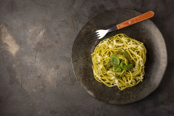 Pesto soslu makarna ve fesleğen yaprağı..